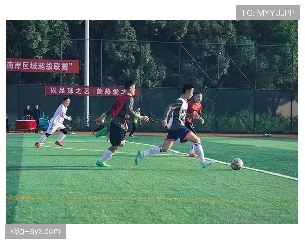 聚焦绿茵赛场：现场照片精彩再现足球比赛高光时刻