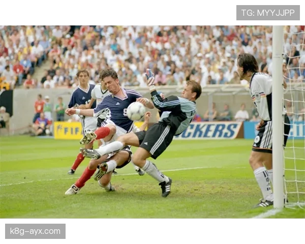 德甲转会季新星闪耀，老将状态回勇挥手告别绿茵场